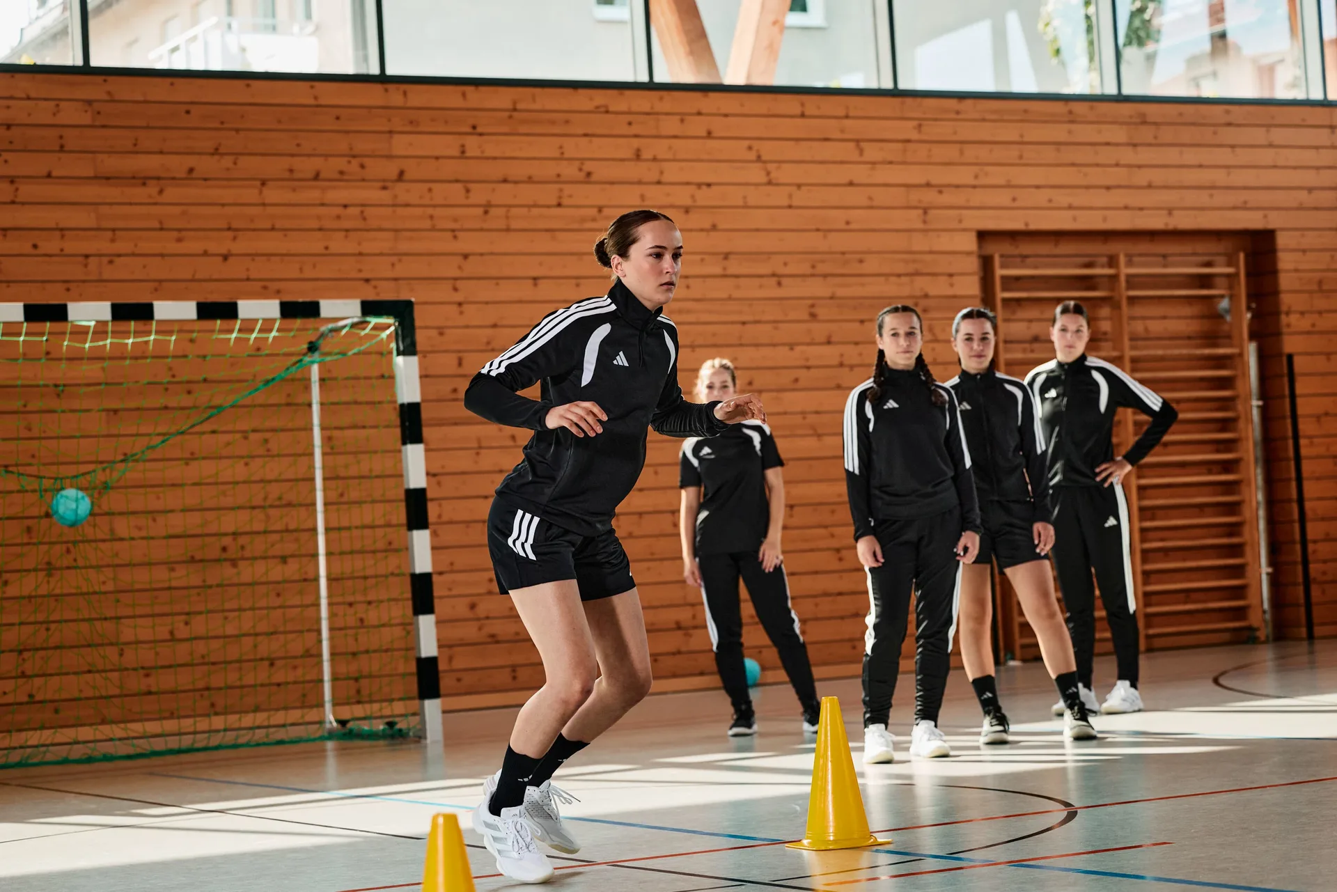 Allenamento indoor con abbigliamento Adidas Locker Room
